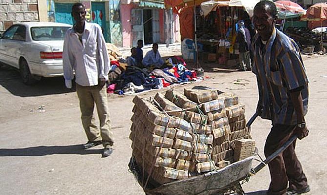 Зимбабвийские доллары покупают по курсу 35 квадриллионов за $1