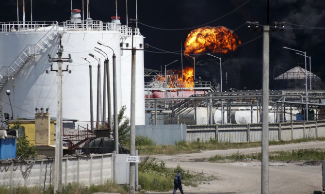 Турчинов: Во время пожара на нефтебазе под Киевом погибли 5 человек