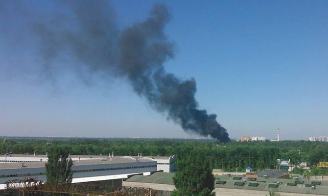 В Броварах горит склад с пенопластом