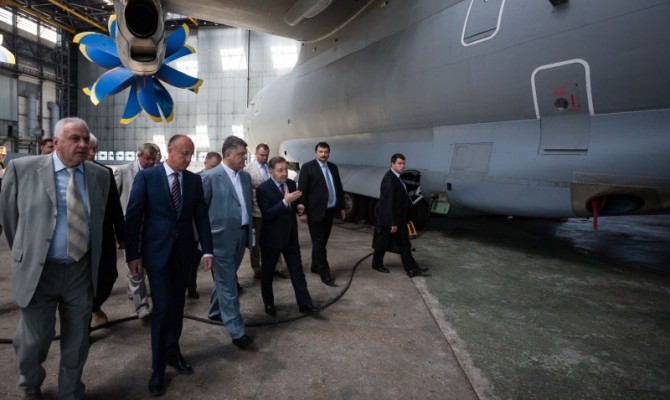 Порошенко очертил задачи перед новым руководством «Антонова»