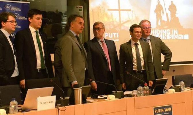 Доклад Немцова о войне в Украине представили в Европарламенте