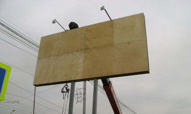 В Днепропетровске передел рекламного рынка привел к публичному скандалу