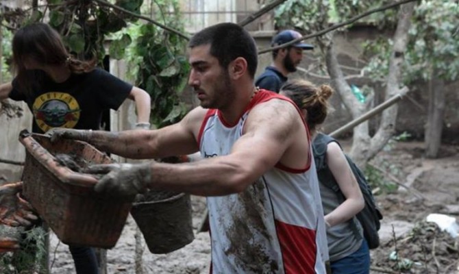 Сборная Грузии по регби расчищает завалы в Тбилиси