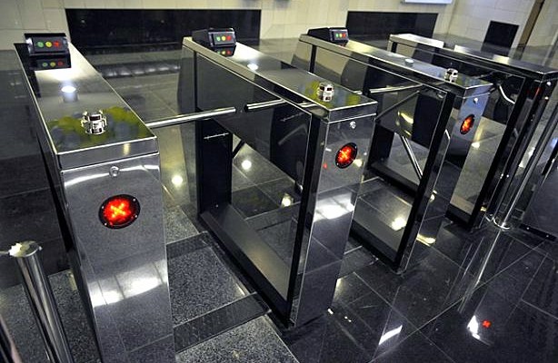 В столичном метро турникеты начали принимать оплату через банковские карты