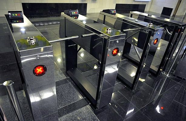 В столичном метро турникеты начали принимать оплату через банковские карты