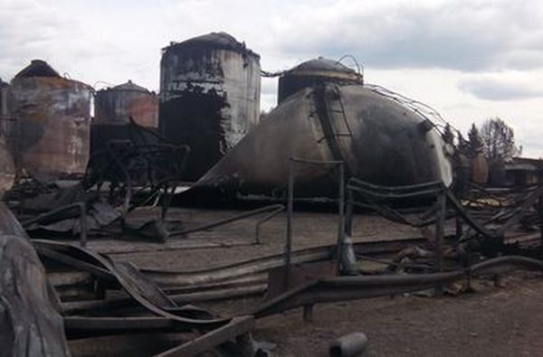 На сгоревшей нефтебазе произошел прорыв трубопровода