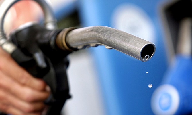 Продажи бензина в Украине упали почти на треть
