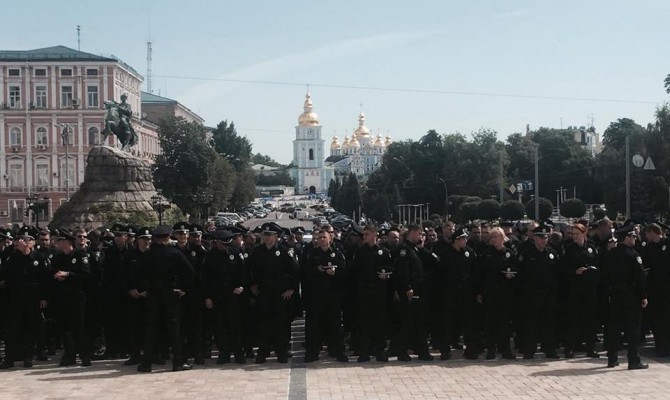 Патрульная полиция Киева приняла присягу на Софийской площади