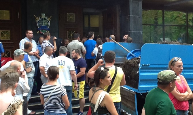 Под ГПУ произошла потасовка между активистами и охраной