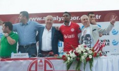 МИД уволил консула Украины в Турции за футболку с Путиным