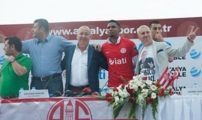 МИД уволил консула Украины в Турции за футболку с Путиным