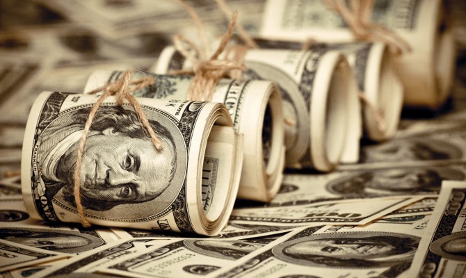 На черном рынке стали больше предлагать за доллар