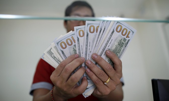 Доллар на черном рынке растет в продаже