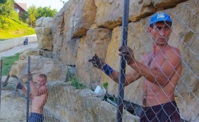 В Одессе опять ограждают забором пляж, который вернул городу Саакашвили