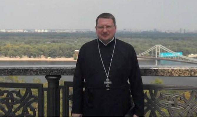 ​Священник, подвергшийся нападению в Киеве, скончался