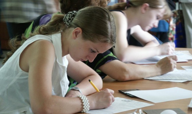 В украинские вузы в этом году подали заявления почти 500 тыс. абитуриентов