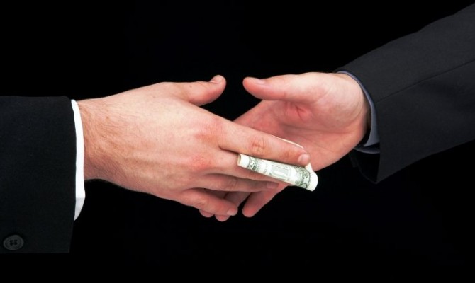 Скандального прокурора-взяточника Корнийца освободили под залог