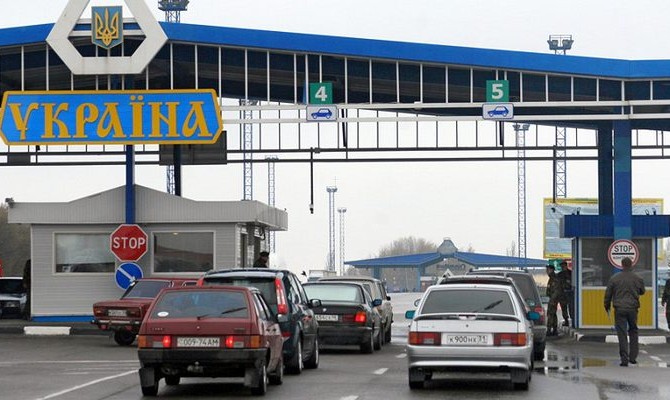 На украинско-венгерской границе огромные очереди