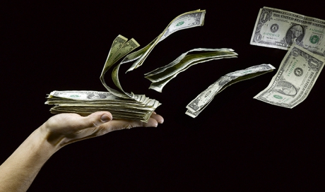 Доллар на черном рынке подорожал в продаже