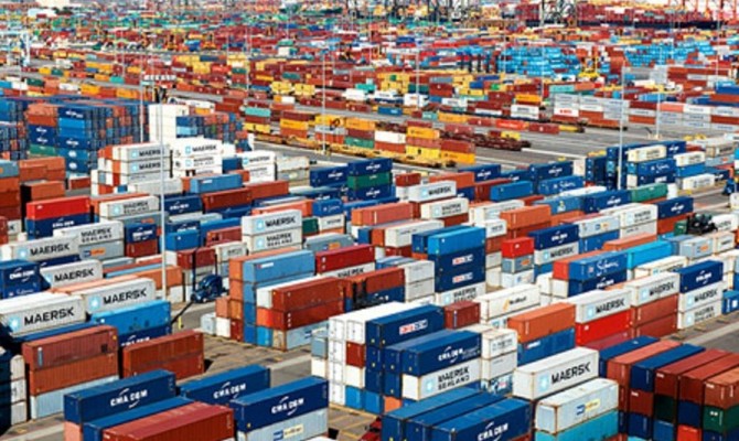 Объем импорта в Россию обвалился почти на 40%