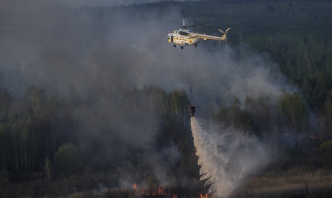 ГСЧС продолжает круглосуточно тушить пожар под Чернобылем