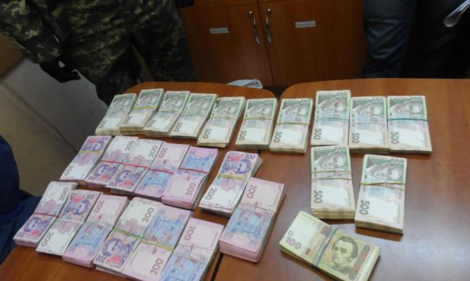 Жительница Луганска пыталась пронести через границу более 1 млн грн