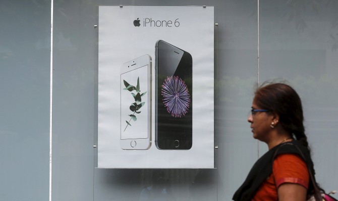 Американцы выпустили джинсы со встроенной зарядкой для iPhone