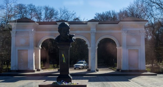 В Симферополе за возложение цветов к памятнику Шевченко задержали украинских активистов