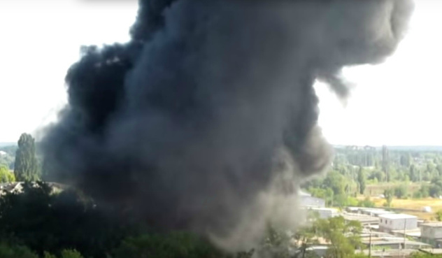 В Буче горит склад с горючими материалами