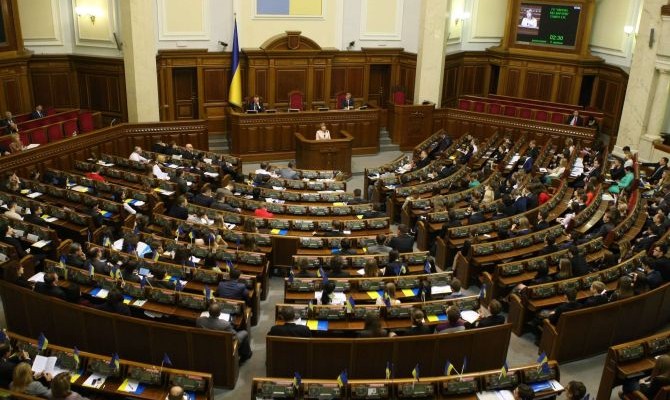 Рада приняла изменения в Конституцию в первом чтении