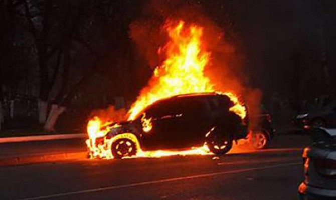 В Херсоне главе областной ячейки «Правого сектора» сожгли машину