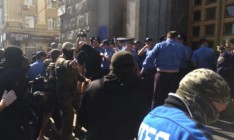 В Харькове активисты в балаклавах штурмовали горсовет и блокировали дом Добкина