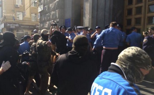 В Харькове активисты в балаклавах штурмовали горсовет и блокировали дом Добкина