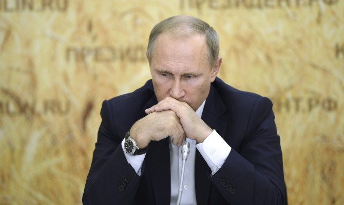 Падение нефти ударило по России сильнее, чем санкции, - Путин