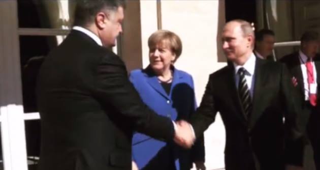 Порошенко в Париже пожал руку Путину