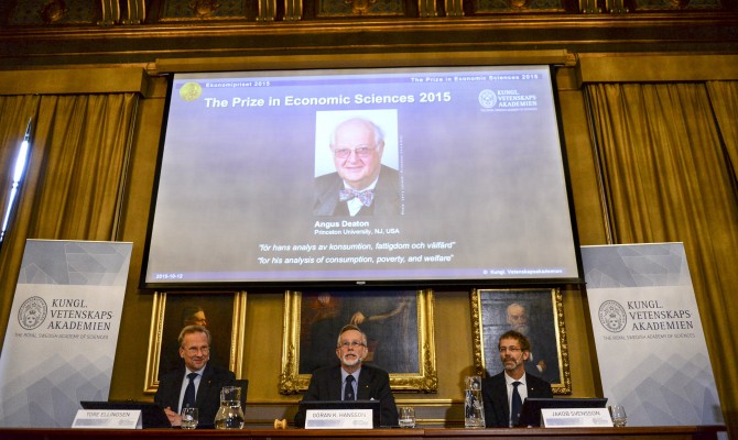 Нобелевскую премию по экономике присудили за анализ бедности