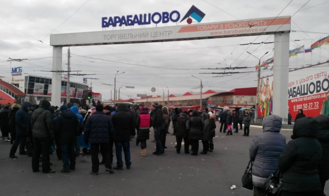 Неизвестные в военной форме пытались захватить ТЦ «Барабашово» в Харькове