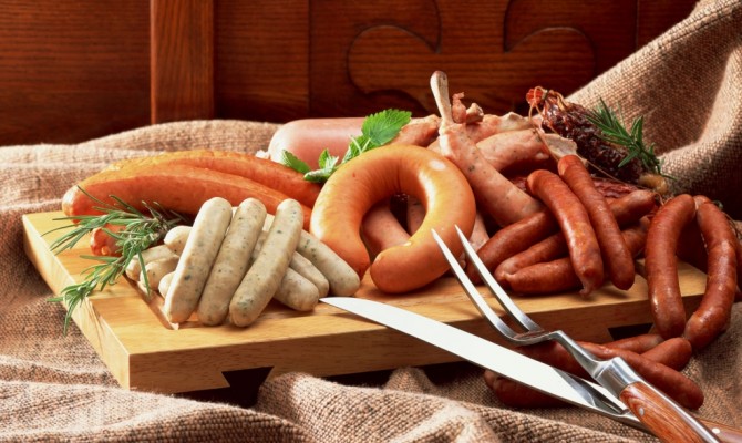 ВОЗ собирается внести сосиски и колбасу в список канцерогенов