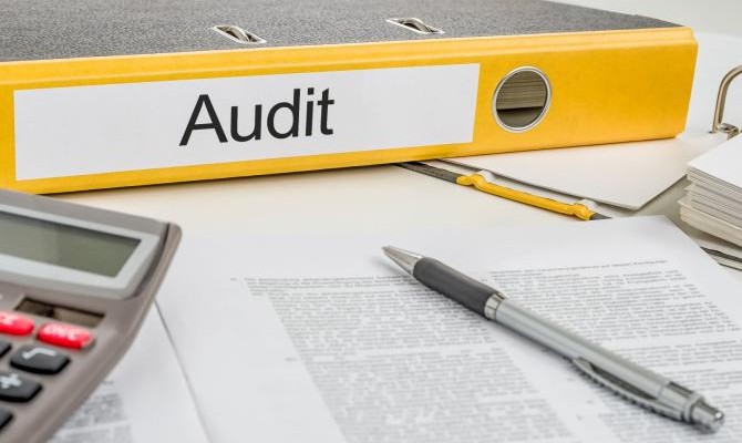 Нацкомфинуслуг просит аннулировать сертификаты десяти аудиторским компаниям