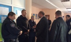 Избирательный участок в центре Запорожья блокировали неизвестные