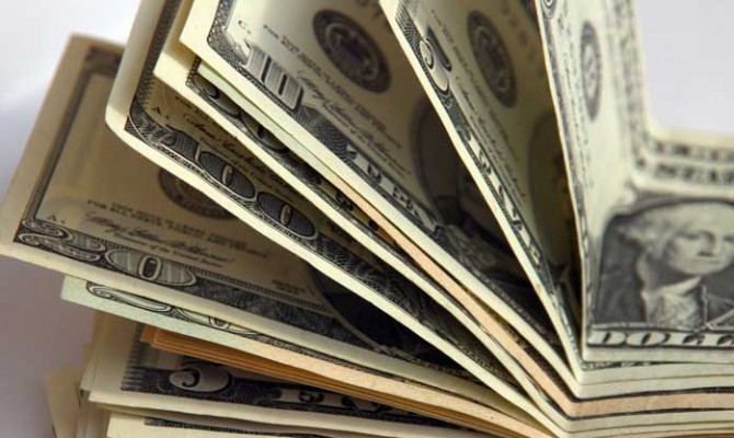 Доллар на черном рынке подешевел в продаже