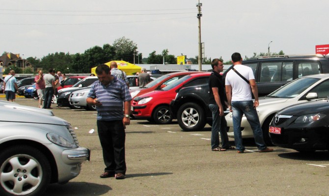 Схема выкачивания денег из продавцов автомобилей существует и при Авакове