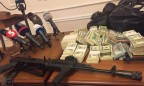 СБУ показала оружие и деньги, изъятые во время спецоперации в Днепропетровске