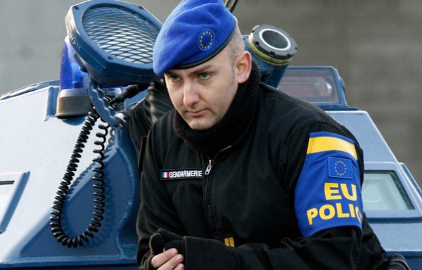 СМИ: Порошенко снова просит ЕС ввести миротворцев на Донбасс