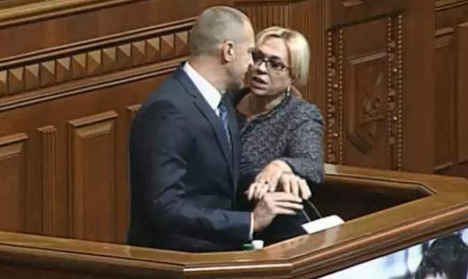 Кужель устроила потасовку с Тетеруком у трибуны Рады