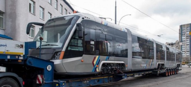 В Киев доставили первый львовский трамвай