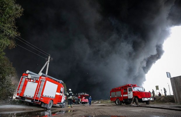 Семьям погибших и пострадавшим из-за пожара на нефтебазе под Киевом летом выплатят матпомощь