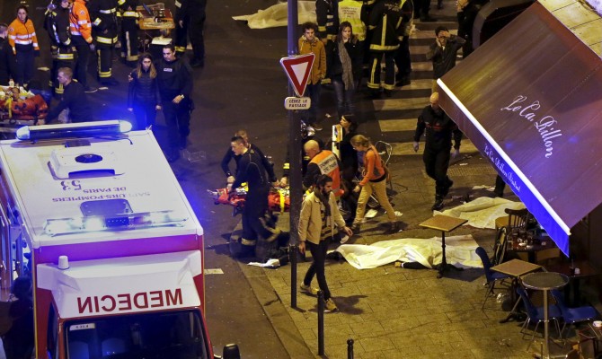 В результате терактов в Париже погибло более 150 человек