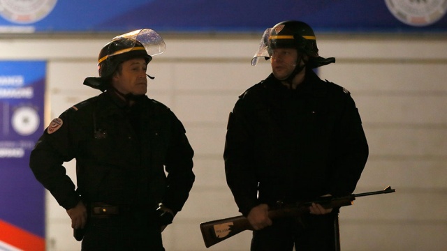 Во Франции после терактов 23 человека задержаны, 104 — под домашним арестом