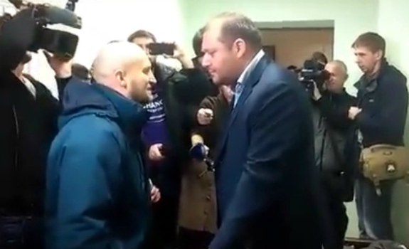 В суде над Лукаш неизвестный побил Добкина